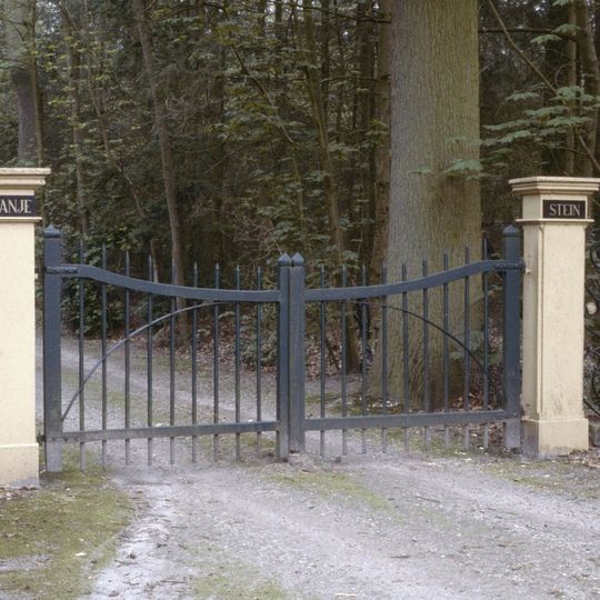 Oranjestein, hekken, dam en grindweg