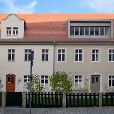 Gebäudegruppe zweier Häuser (Nr. 5 Pfarrhaus), mit Vorgärten Kirchplatz 5; 6