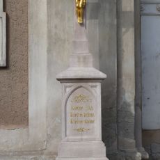 Kříž u kostela na náměstí v Lomnici