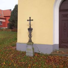 Kříž u kaple v Chotěmicích vlevo