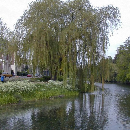Buitengracht met talud en plantsoen