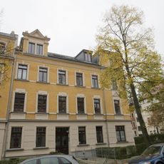Mietshaus in geschlossener Bebauung in Ecklage, mit Vorgarten Gustav-Adolf-Straße 19