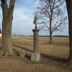 Kříž západně od zámku Kalec u silnice