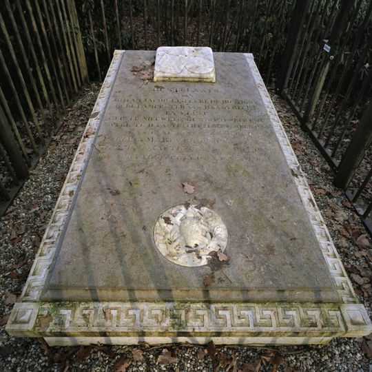 Grafmonument opgericht ter nagedachtenis aan de laatste bewoners van het huis, de heer en mevrouw Lefèvre de Montigny-Bisdom van Vliet gesitueerd in het overpark