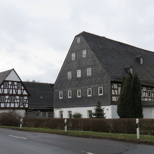 Wohnstallhaus, Scheune und zwei Seitengebäude eines Vierseithofes Limbacher Straße 356