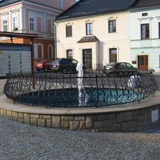 Kašna na náměstí Míru ve Štítech