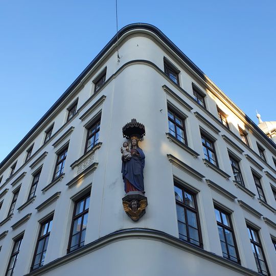 Heiligenfigur Damenstiftstraße 11 in München