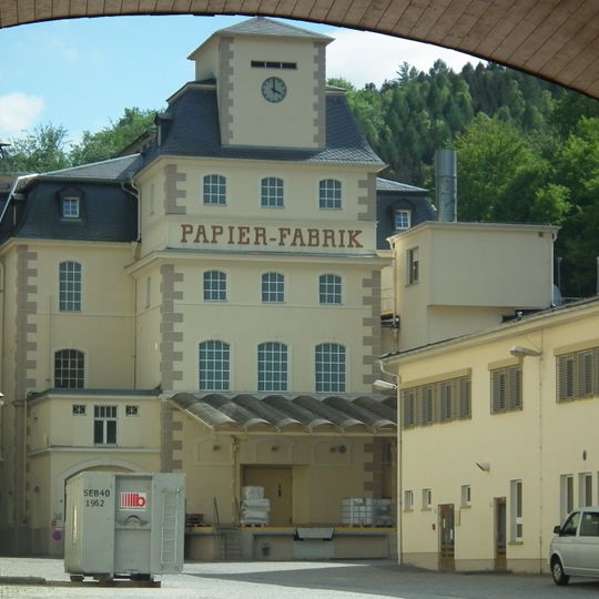 Papierfabrik mit Produktionsgebäude und ehemaligen Papiersaal, Wohn-Verwaltungsgebäude, Eingangskomplex sowie Transformatorenhäuschen und Wehr Bielatalstraße 91; 93