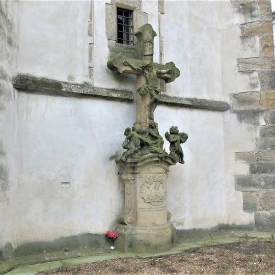Kříž u zdi kostela svatého Vavřince v Novém Bydžově