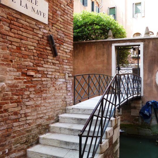 Private bridge of Calle de le Nave