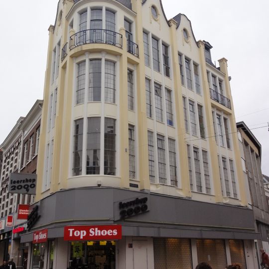 Voormalige winkel met magazijn, nu winkel met bovenwoning