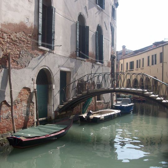 Private bridge on rio de la Madalena