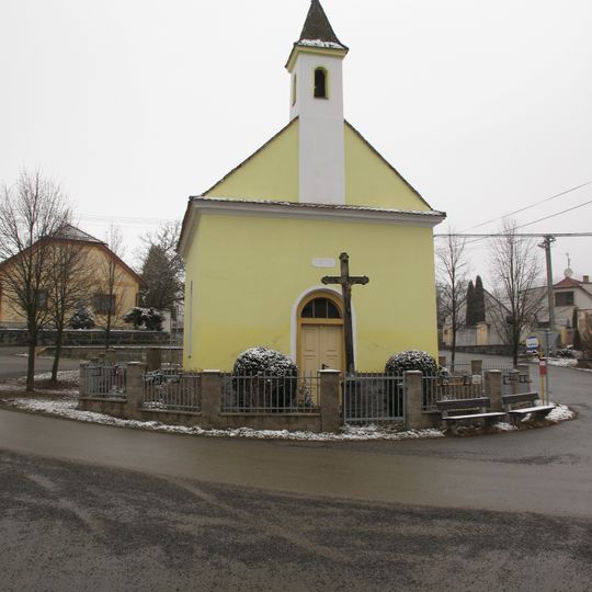 Kaple a boží muka na návsi ve Stříteži u Volyně