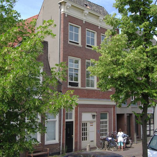 Pand van parterre met twee verdiepingen onder dwars schilddak