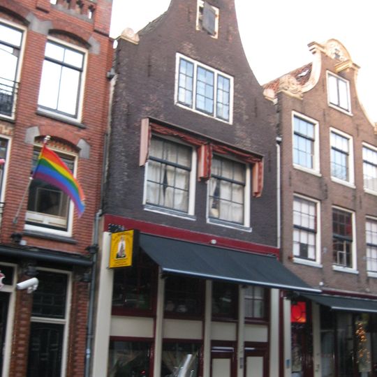 Pand met klokgevel met rollagen