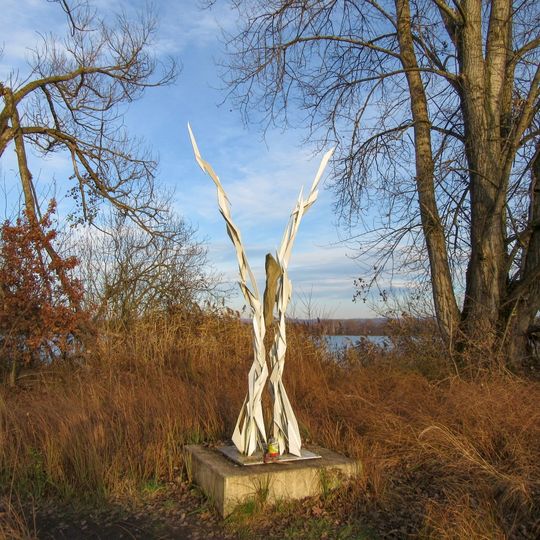 Anděl u Chomoutovského jezera