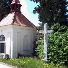 Kříž u kaple ve Skoupém