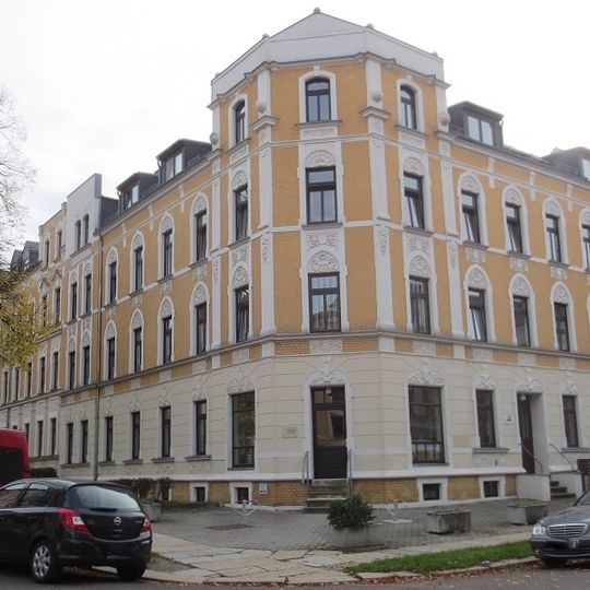 Mietshaus in Ecklage, mit Vorgarten Willy-Reinl-Straße 5