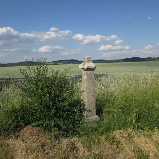 Kříž jihovýchodně od Mířkova