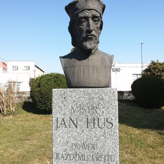 Pomník Jana Husa na Husově náměstí v Lysé nad Labem