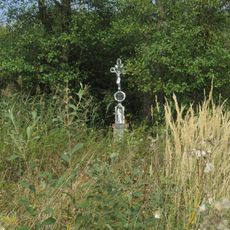 Kříž jižně od Zvíkova u okraje louky