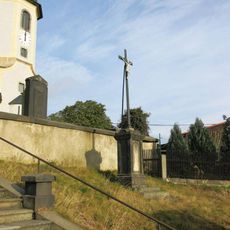Kříž u schodů ke kostelu ve Velkém Šenově