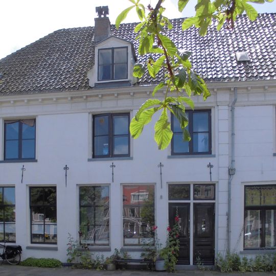 Pand met gepleisterde gevel met rechte kroonlijst