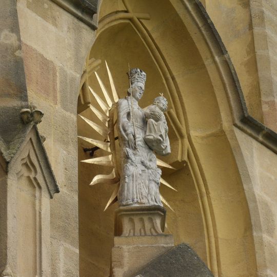 Socha Madony nad bočním portálem kostela Nanebevzetí Panny Marie kláštera v Kladrubech u Stříbra