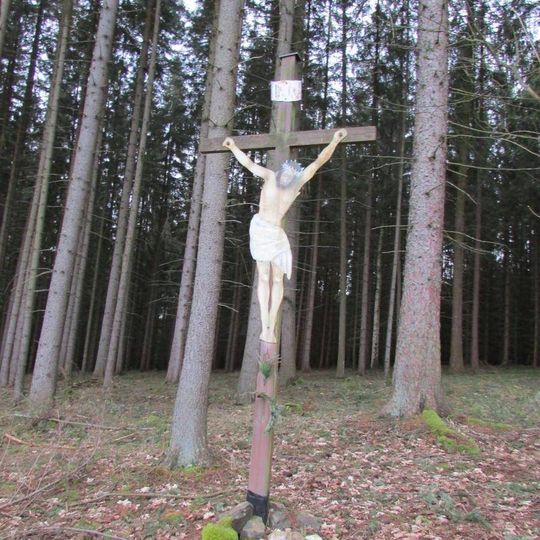 Dřevěný kříž v lese Bělá u cesty mezi Červenou Řečicí a Rovnou