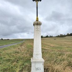 Kříž u rozcestí severně od Tojic