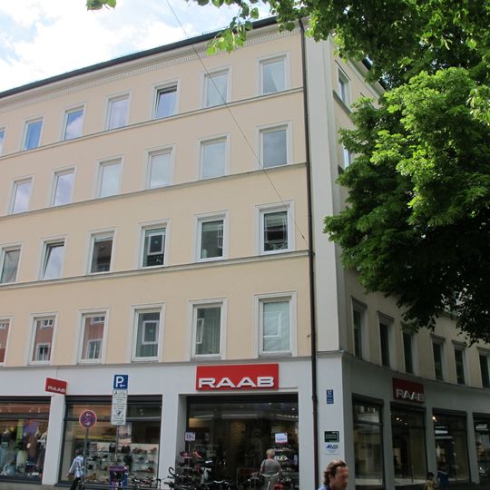 Apartment building at Weißenburger Platz