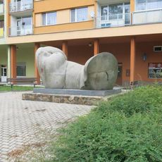 Kamenná plastika ve vnitrobloku v ulici 28. října v Lovosicích