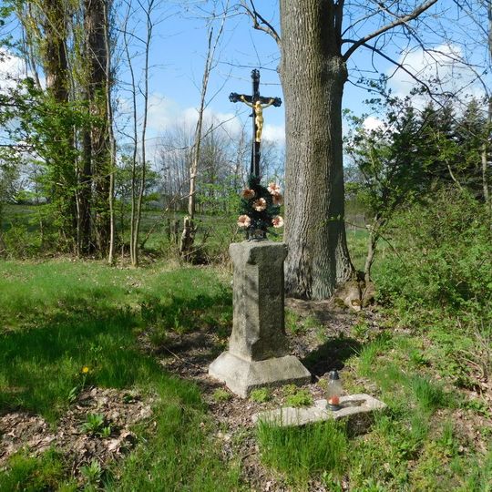 Kříž severně od zámku Javorná