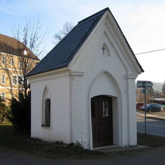 Kaplička ve středu Karlovic vedle obecního úřadu