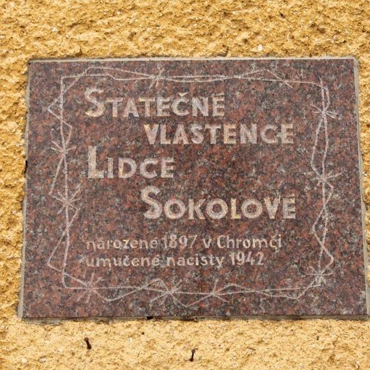 Pamětní deska v Chromči na budově školky