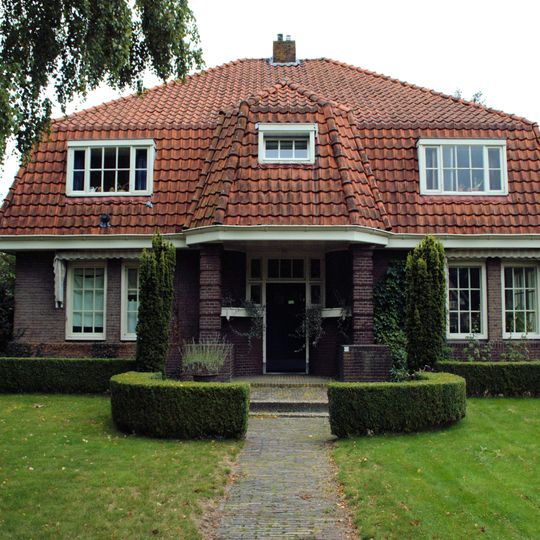 Woonhuis annex kantoor in een aan de Amsterdamse School verwante stijl