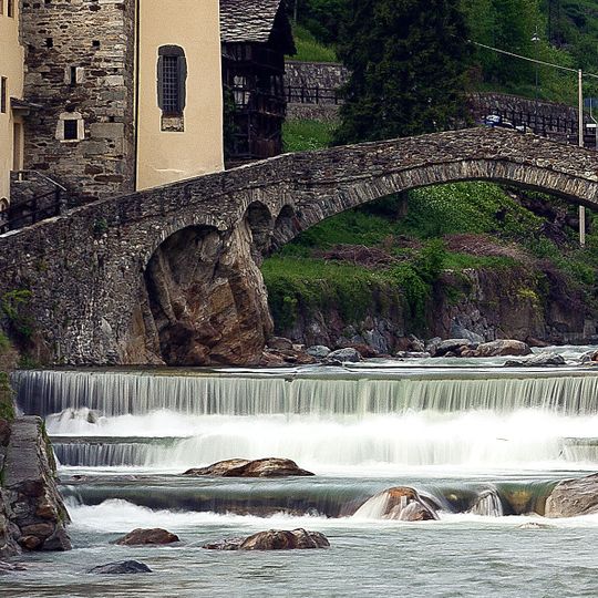 Thirteenth-century bridge over the Lys stream