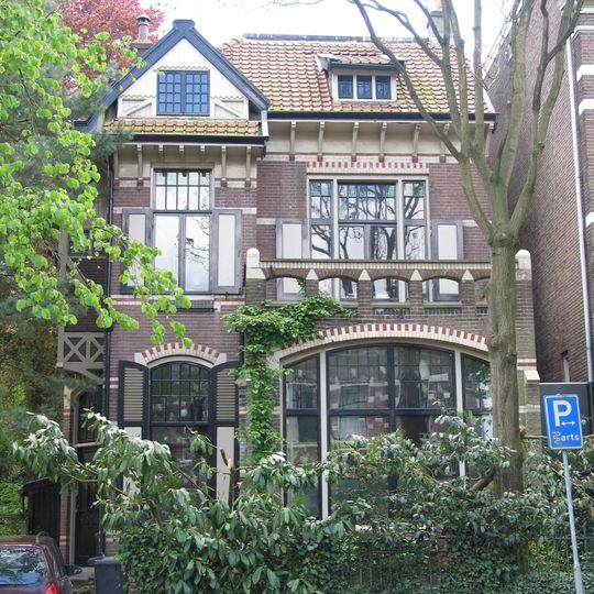 Vrijstaande stadsvilla met hek en prieel