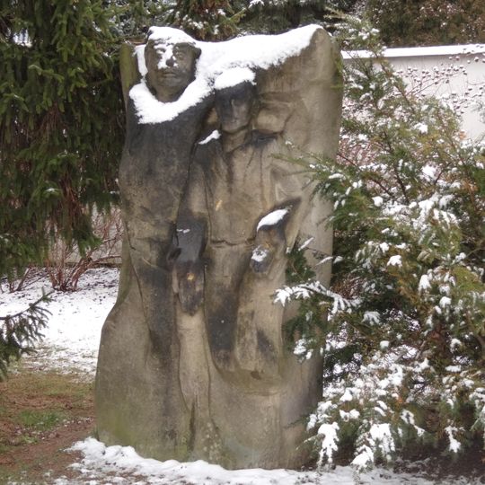 Kamenná plastika v Horní ulici u urnového háje v Žďáru nad Sázavou