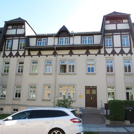Mietshaus in geschlossener Bebauung mit Vorgarten Otto-Planer-Straße 9
