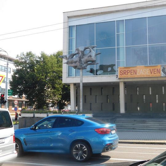 Plastika před městským divadlem ve Zlíně