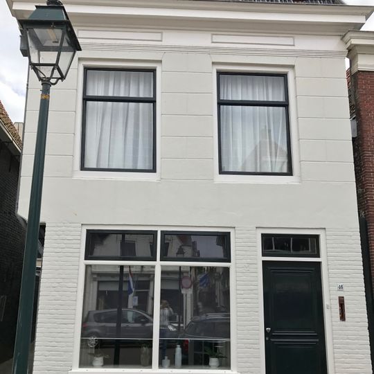 Pand waarvan verdieping in steeg is overgekraagd