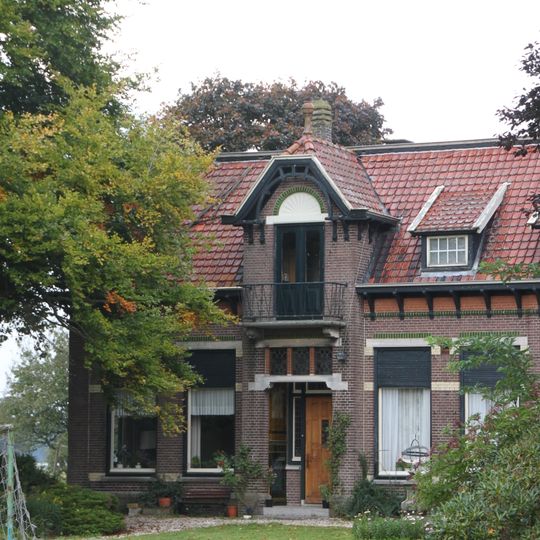 Boerderij met dubbel woonhuis en bedrijfsdeel met staart