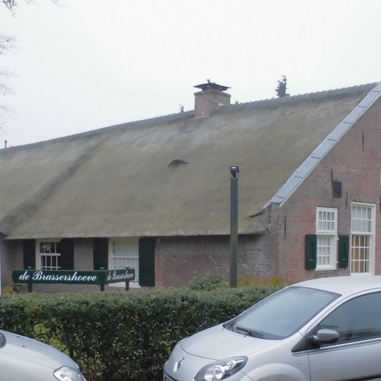 Pand met topgevel met zijvleugel