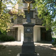 Kříž před kostelem