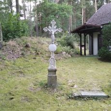 Bílý kříž na okraji Chudějova