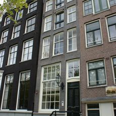 Pand met klokgevel met versierde stoep