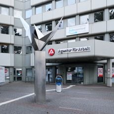 Stainless steel sculpture at the forecourt of the Agentur für Arbeit building