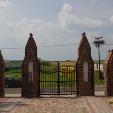 Ogrodzenie z bramą i czterema kapliczkami