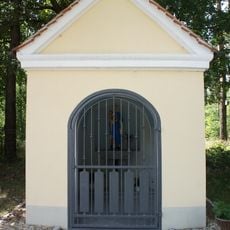 Votiv-Kapelle mit Dreiecksgiebel (Waldrand westlich des Ortes)